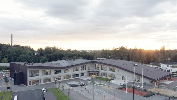 지붕에 태양광 패널 설치와 넓은창을 설치하여 자연광을 최대한 활용한 건물(Finnish-RussianSchool)(사진=경남교육청 제공)