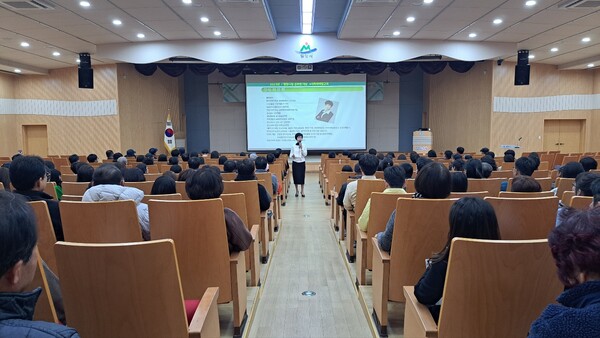 밀양시 직원들이 시청 대강당에서 직장 내 폭력예방 통합교육을 받고 있다. (사진=밀양시 제공)