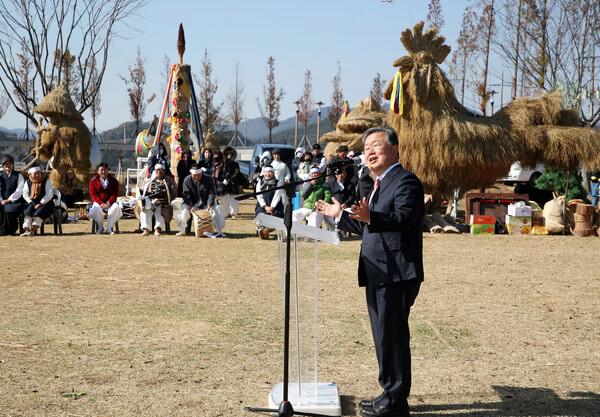 박일호 밀양시장이 18일 수산제역사공원에서 개최된 2023 수산제 농경문화축제에서 인사말을 하고 있다.(사진=밀양시 제공)