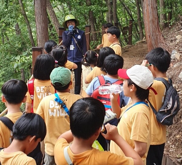  밀양시 어린이들이 도래재 자연휴양림에서 운영 중인 산림교육 프로그램에 참여하고 있다.(사진=밀양시 제공)