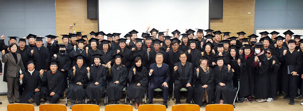 1일 개최된 밀양시 딸기 6차산업대학 졸업식 참석자들이 기념촬영을 하고 있다.(사진=밀양시 제공)