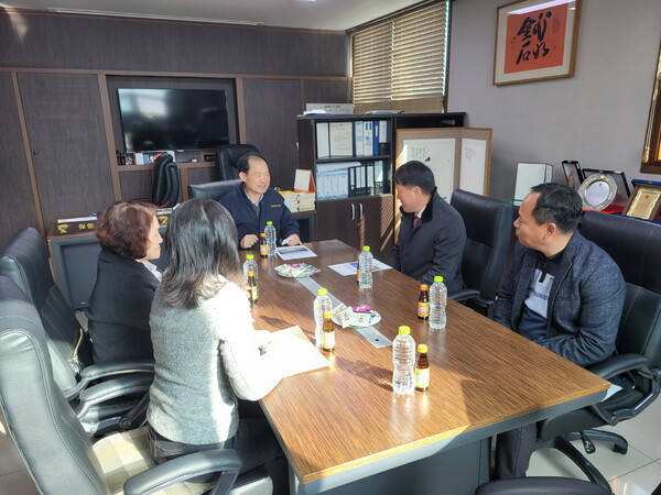  무안면행정복지센터와 자원봉사회가 7일 자매결연기업인 경진단조(주)를 방문했다.(사진=밀양시 제공)