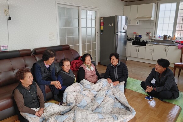 성봉준 읍장이 경로당에서 어르신들과 소통하고 있는 모습(사진=창녕군 제공)