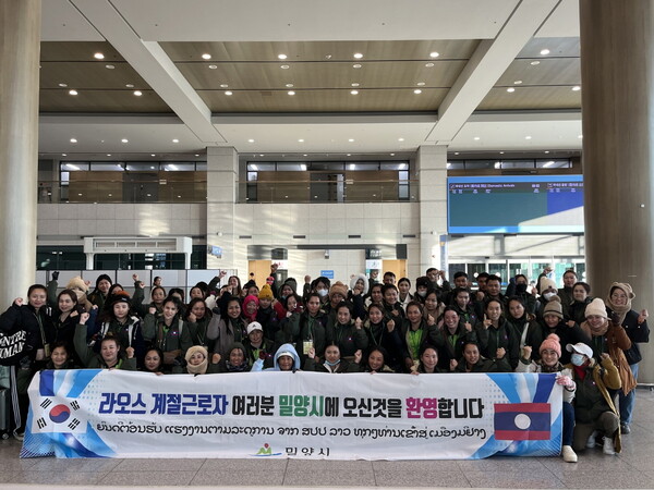  15일 인천공항에 도착한 60여명의 라오스 국적 계절근로자들이 환하게 웃으며 기념 촬영하고 있다.(사진=밀양시 제공) 