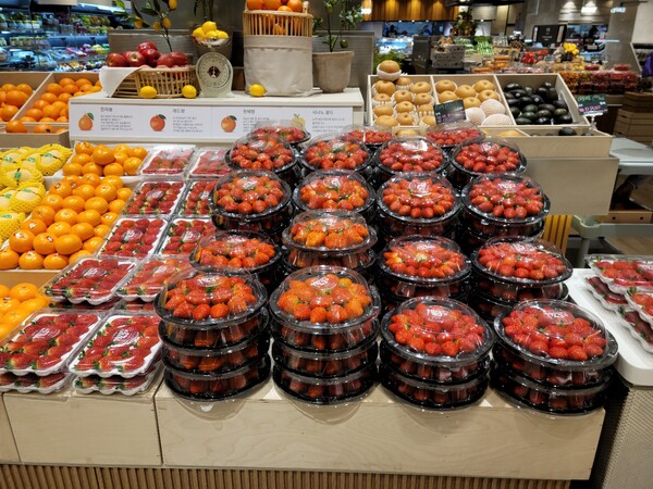   롯데백화점 울산점 식품관에 밀양딸기 1943이 진열되어 있다.(사진=밀양시 제공)